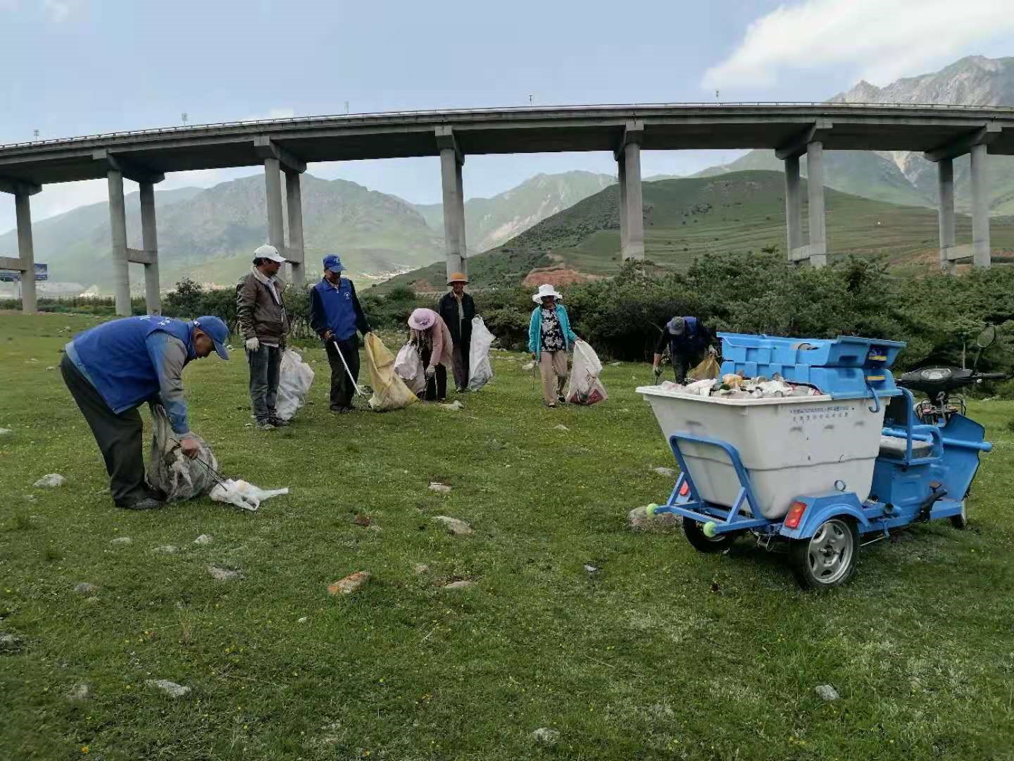 尕讓鄉(xiāng)村民清理河道垃圾