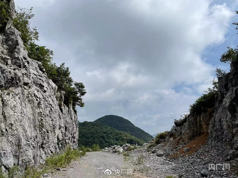 荒廢的公路自行車賽道，如今只剩下路基上的石子