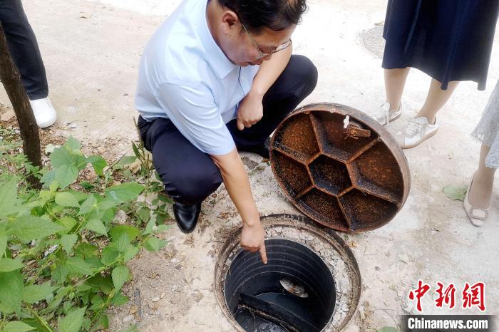 圖為位于村們家門口的污水過濾設(shè)備。　沙見龍 攝