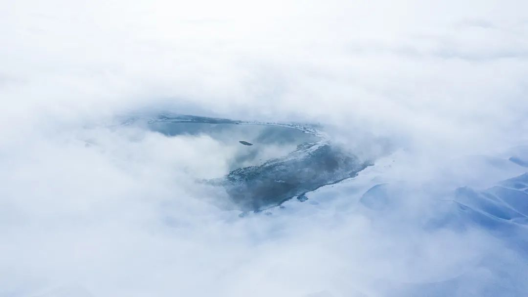 ▲薄霧下的塔克拉瑪干沙漠雪景。（視覺中國(guó)）