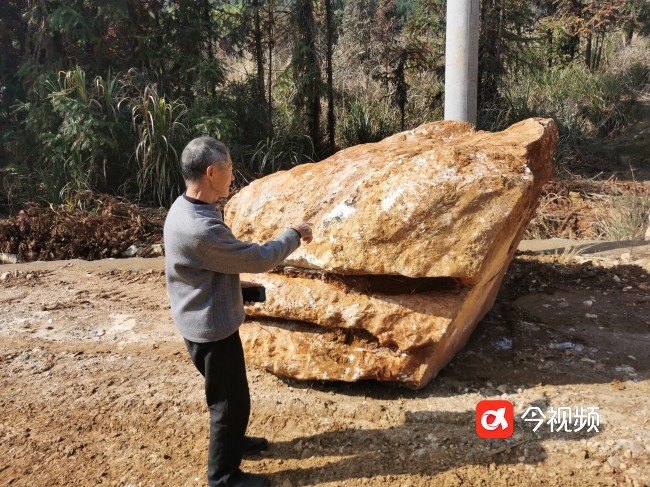 礦區(qū)道路上堆放的山石