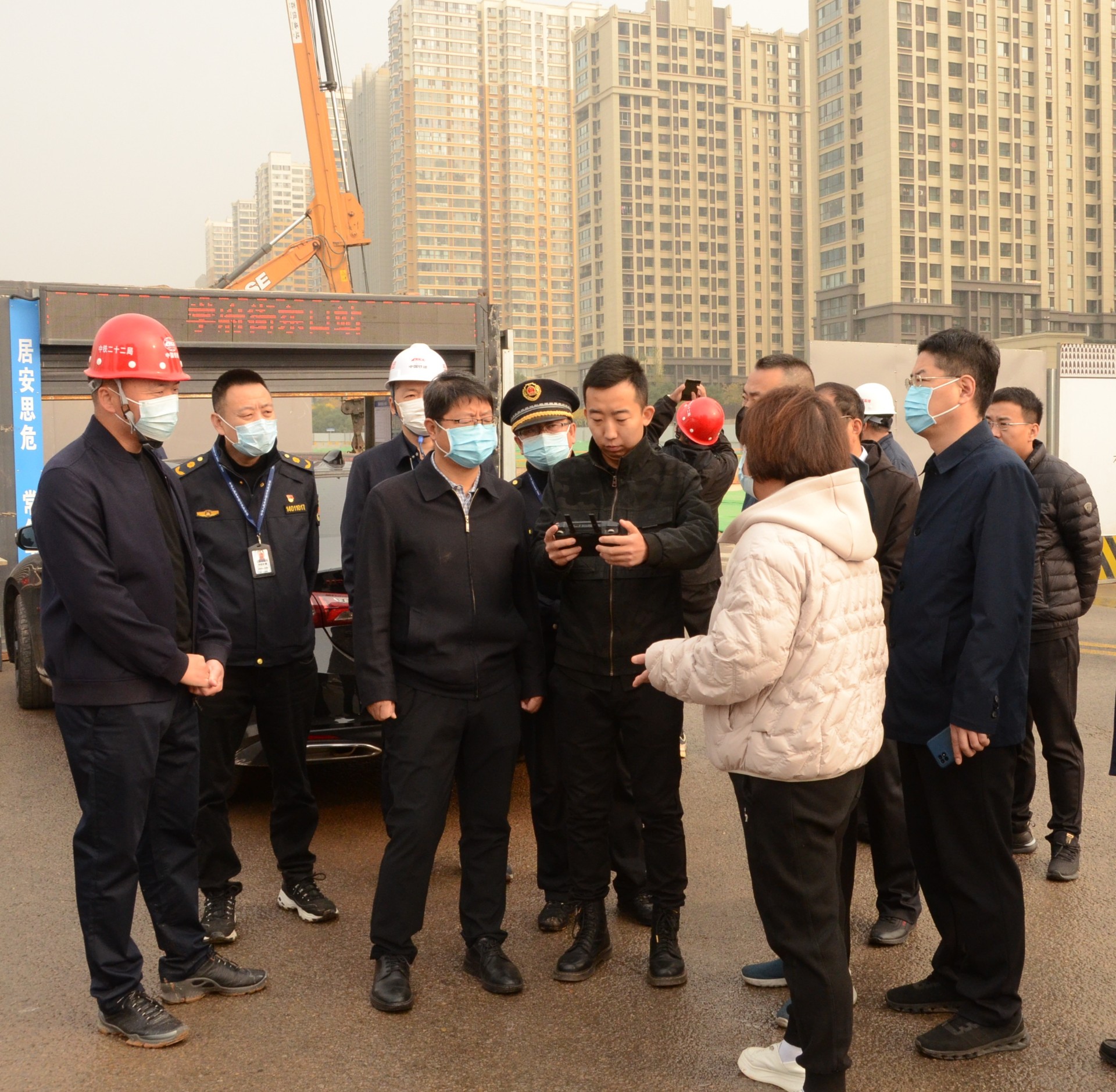 2022.11.6程永平副市長在地鐵1號線學府街東口站項目工地督導(dǎo)檢查揚塵控制.jpg